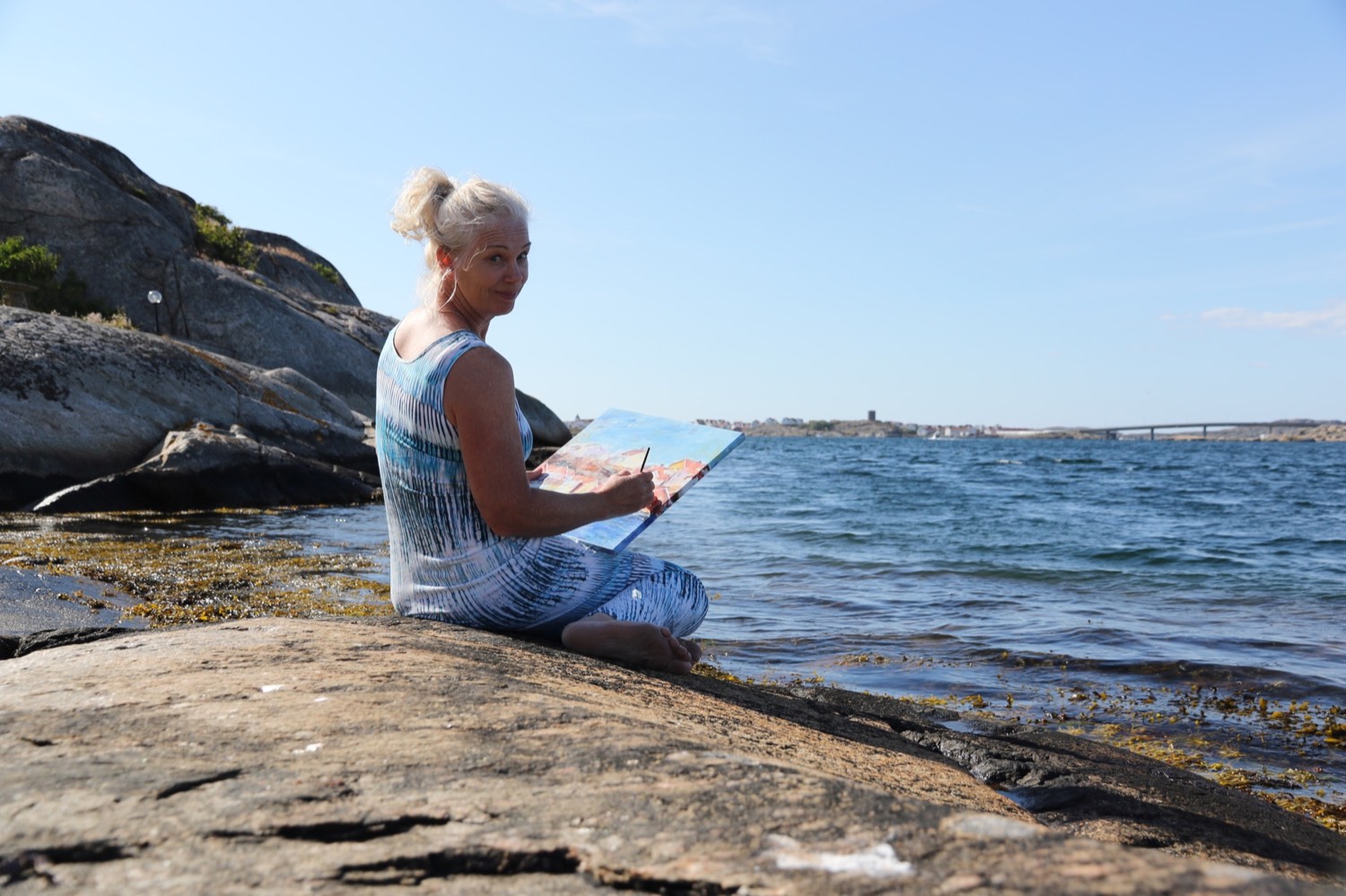 Ann Hillberg målar vid havet